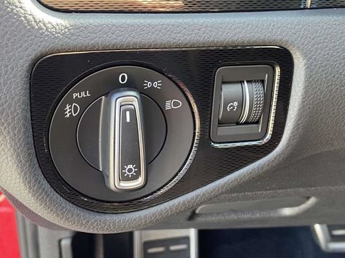 Used 2017 Volkswagen Golf 4-Door FWD image 19
