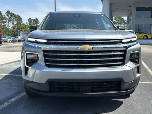 Used 2025 Chevrolet Traverse LT image 2