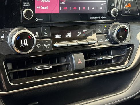 Used 2022 Toyota Highlander XLE FWD image 21