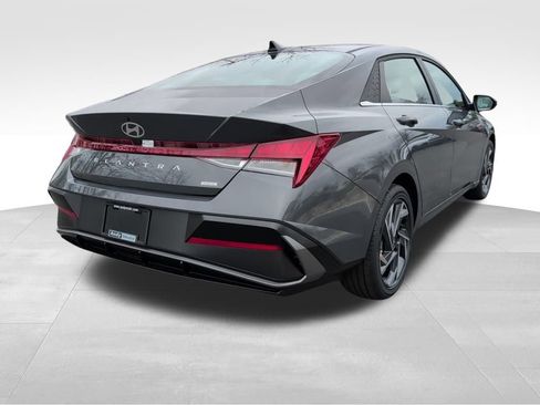 Used 2025 Hyundai Elantra Limited FWD image 7