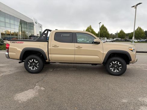 Used 2017 Toyota Tacoma TRD Off-Road w/ Tow Package (A/T) AWD/4WD image 8