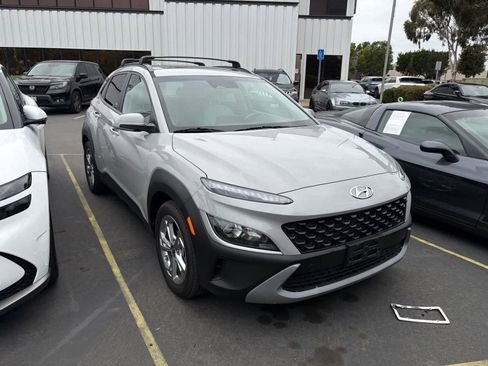 Used 2023 Hyundai Kona SEL w/ Convenience Package FWD image 2