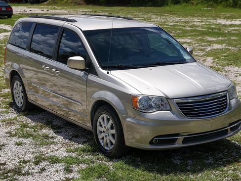 Used 2013 Chrysler Town & Country Touring FWD image 15
