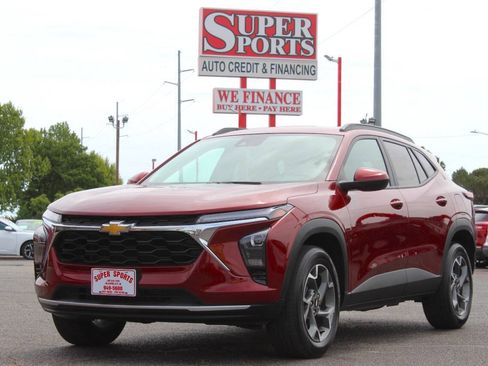 Used 2025 Chevrolet Trax LT FWD image 7