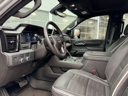 Used 2025 GMC Sierra 2500 AT4X image 3