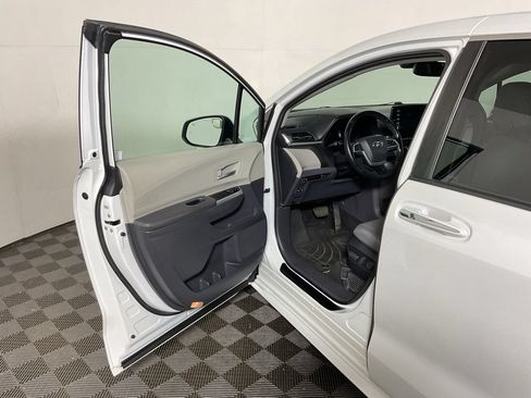 Used 2022 Toyota Sienna XLE FWD image 19