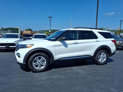 Used 2024 Ford Explorer XLT w/ Equipment Group 202A AWD/4WD image 19
