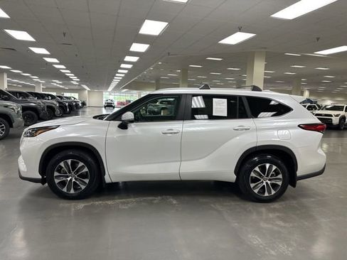 Used 2023 Toyota Highlander XLE AWD/4WD image 4