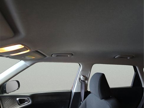 Used 2025 Kia Soul LX w/ LX Technology Package FWD image 16