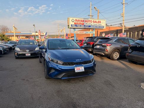 Used 2023 Kia Forte LXS image 3