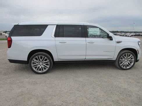 New 2026 GMC Yukon XL Denali w/ Denali Reserve Package AWD/4WD image 3