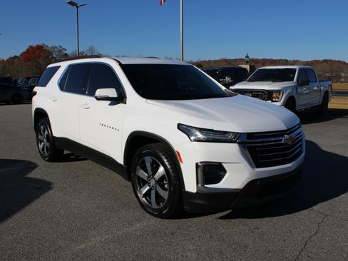 Used 2022 Chevrolet Traverse LT w/ LT Premium Package image 4