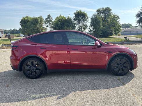 Used 2024 Tesla Model Y Long Range AWD/4WD image 2
