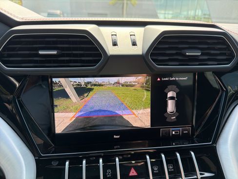 Used 2021 Lamborghini Urus AWD/4WD image 12