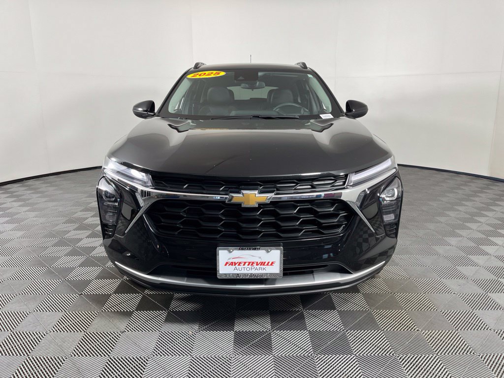 Used 2025 Chevrolet Trax LT FWD image 17