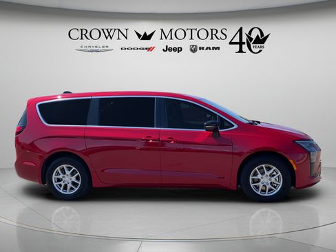 New 2027 Chrysler Pacifica Select FWD image 4