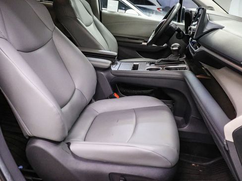 Used 2024 Toyota Sienna XLE w/ XLE Plus Package AWD/4WD image 18