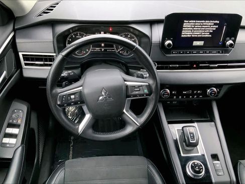 Used 2024 Mitsubishi Outlander SE image 5