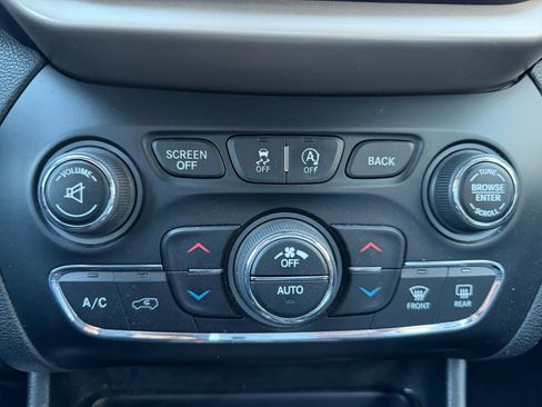 Used 2015 Jeep Cherokee Limited w/ Luxury Group image 11