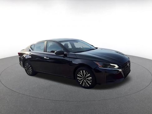 Used 2025 Nissan Altima 2.5 SV FWD image 2