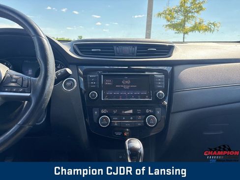 Used 2019 Nissan Rogue SV FWD image 3