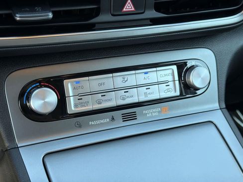 Used 2023 Hyundai Kona SE image 14