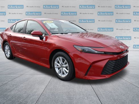 Used 2025 Toyota Camry LE image 3