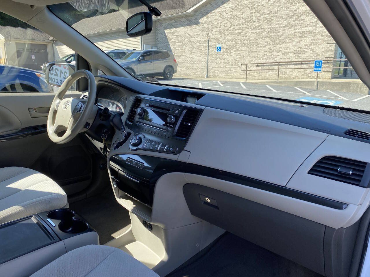 Used 2014 Toyota Sienna LE FWD image 18