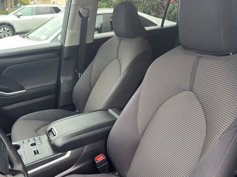 Used 2025 Toyota Highlander LE FWD image 24