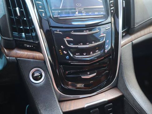 Used 2018 Cadillac Escalade Luxury AWD/4WD image 23
