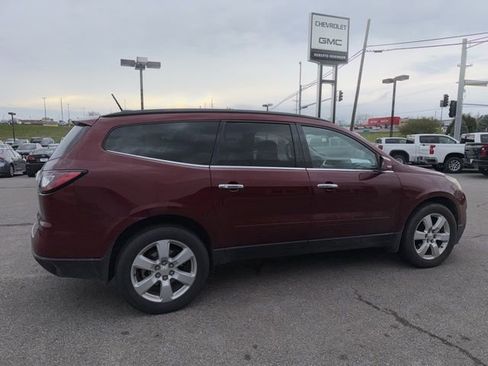 Used 2017 Chevrolet Traverse LT w/ Style and Technology Package image 11