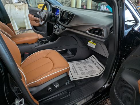 New 2026 Chrysler Pacifica Pinnacle AWD/4WD image 5