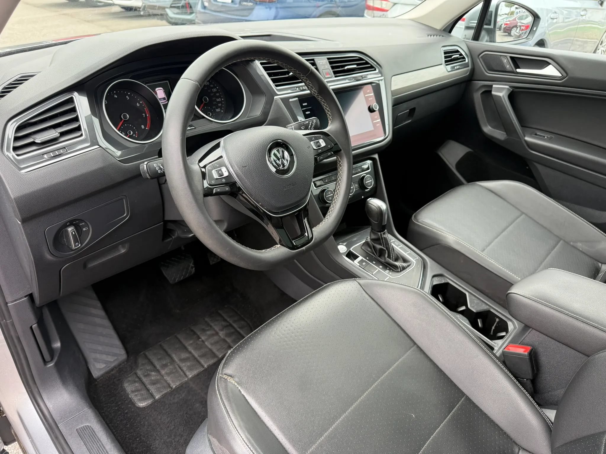 Used 2021 Volkswagen Tiguan SE w/ Panoramic Sunroof Package FWD image 18
