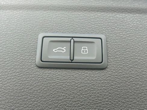 Used 2024 Audi Q5 e Premium Plus w/ Premium Plus Package image 46