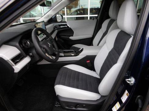 New 2025 Mitsubishi Outlander SE image 15