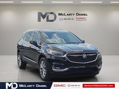 Used 2018 Buick Enclave Avenir w/ Avenir Technology Package FWD image 1