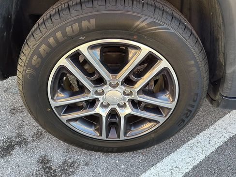 Used 2019 Jeep Compass Latitude FWD image 40