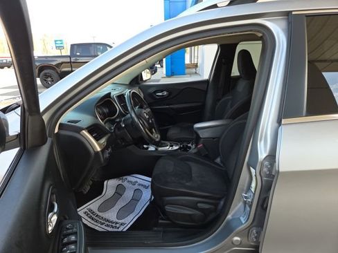 Used 2017 Jeep Cherokee Latitude w/ Cold Weather Group image 13