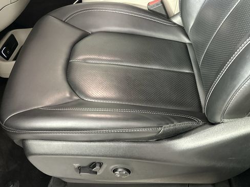 Used 2023 Chrysler Pacifica Touring-L FWD image 12