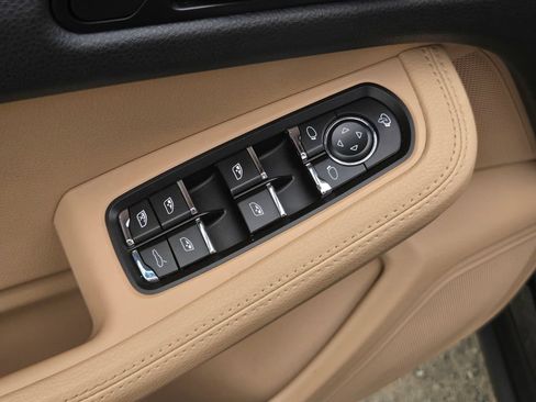 Used 2023 Porsche Macan S AWD/4WD image 12