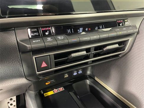 Used 2025 Toyota Camry SE w/ Multimedia Upgrade Package image 8