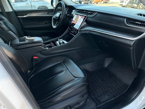 Used 2023 Jeep Grand Cherokee Limited image 17