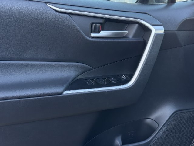 Used 2025 Toyota RAV4 XLE FWD image 25