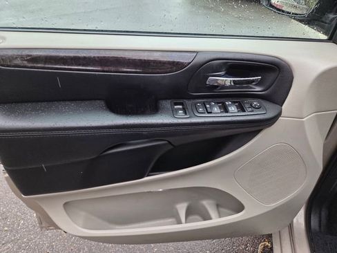 Used 2016 Dodge Grand Caravan SXT w/ Rear Park Assist Package FWD image 11