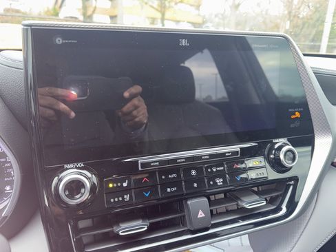 Used 2022 Toyota Highlander Platinum image 9