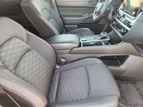 Used 2025 Nissan Pathfinder SV image 15