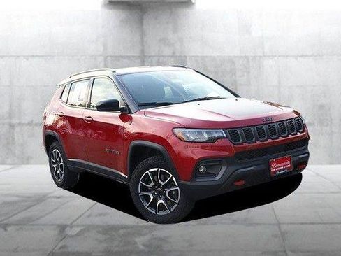 Used 2025 Jeep Compass Trailhawk AWD/4WD image 2