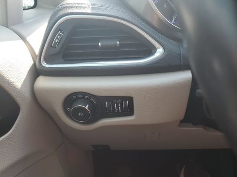 Used 2019 Chrysler Pacifica Limited w/ Tire & Wheel Group FWD image 21