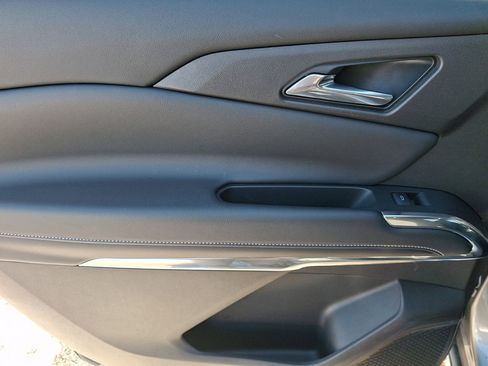 Used 2025 Chevrolet Traverse LT image 19