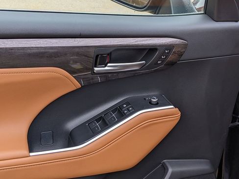 Used 2023 Toyota Highlander Platinum image 10